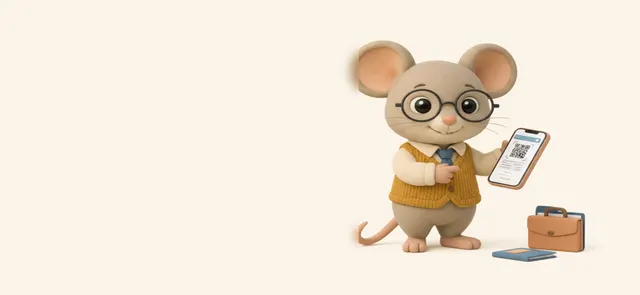Фискалик показывает чек из приложения на смартфоне — иллюстрация к статье о чеках самозанятых